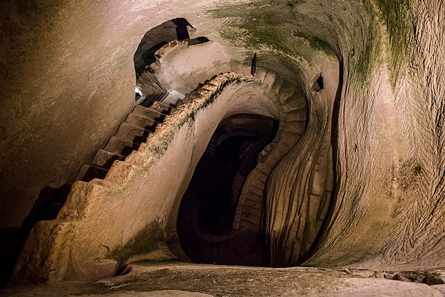 מדרגות אבן חצובות במערה בתל מרשה.