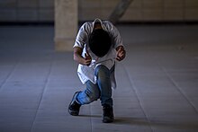 عکس از هانی عبدالمجید، بازیگر گروه تئاتر تجربی گاراژ، در حال اجرای حرکات رقص باربا