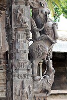 スリ・ジャラガンディースワラー寺院の祠(Mandapam)の入り口にある守護神の彫刻。タミル・ナードゥ州のヴェロール