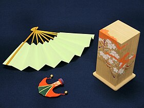 Предметы для тосэнкё: веер, подставка и игрушка