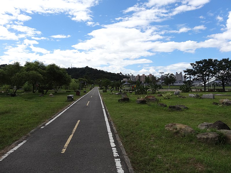 File:陽光運動公園，新店溪左岸河濱自行車道。 - panoramio - C.L. Kao (eddie5150).jpg