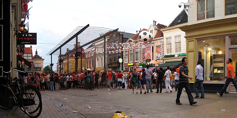 File:100711 Poelestraat Groningen NL tijdens finale WK voetbal 2010 (1).jpg