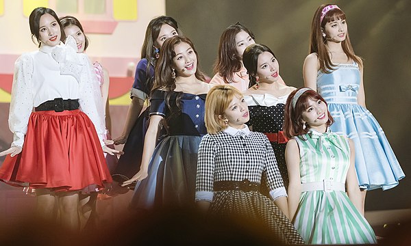 Twice performing at the 2017 Melon Music Awards