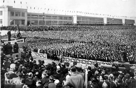 Photographie représentant Benito Mussolini s'adressant aux employés des usines Fiat depuis une tribune en 1939