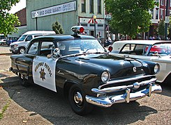 Coupé deux portes de 1953 (California Highway Patrol).