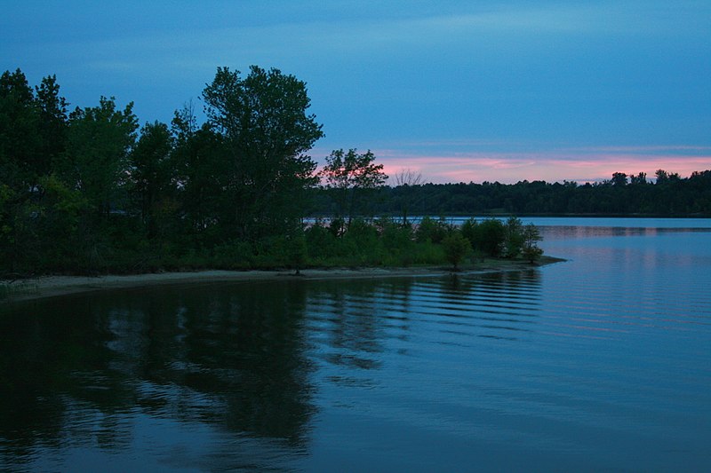 File:2008-08-24 Ripples on Falls Lake at sunset.jpg