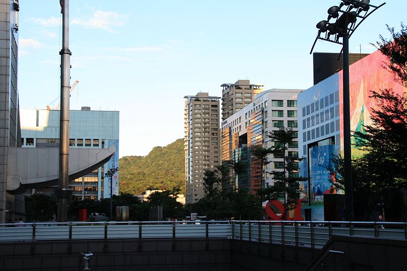 File:2010 07 22380 6976 Xinyi District, Taipei, Buildings, Taipei 101, Streets in Taipei, Taiwan.JPG