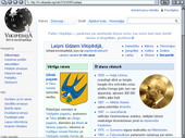page d’accueil de la Wikipédia en letton avec le logo en noir