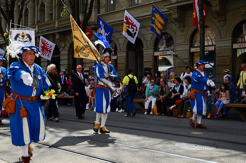 File:2013 Sechseläuten - Gesellschaft zu Fraumünster - Ehrenwache 'Der Grosse, Allmächtige und Unüberwindliche Rat von Zug' - Bahnhofstrasse 2013-04-15 14-39-58.JPG