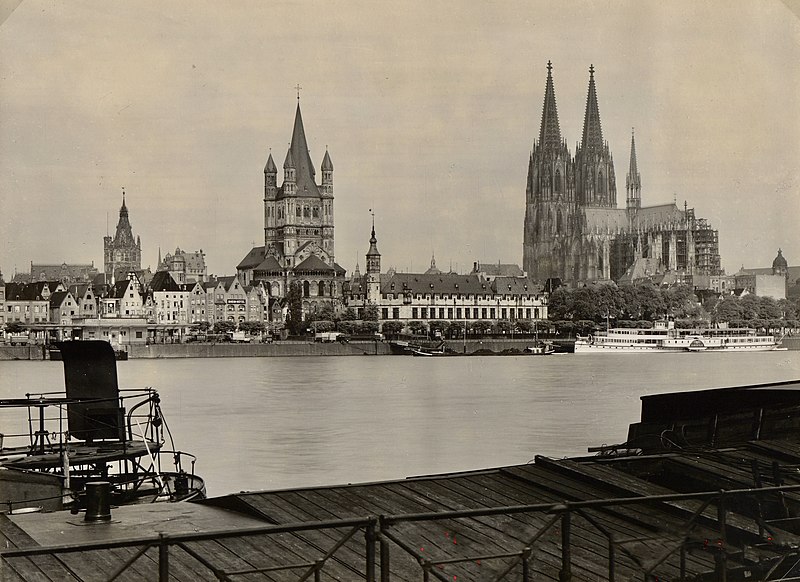 File:33-405-7-Altstadtpanorama-Koeln-1935-4C-600.jpg