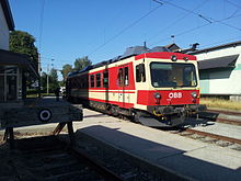 Triebwagen mit ÖBB-Logo im Bahnhof Kammer-Schörfling, 2013