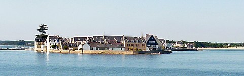 L'extrémité de la presqu'île de l'Île-Tudy vue de la mer.