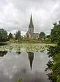 Le clocher de l'église Notre-Dame de Rosporden se mirant dans l'eau de l'étang n°1, recouvert partiellement de nénuphars.