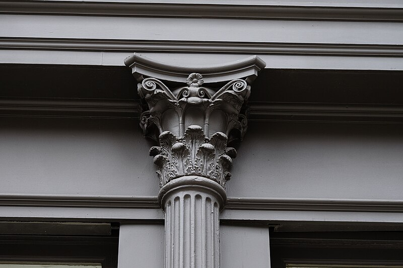 File:935-939 Broadway capital detail 2.jpg