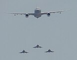 A330 MRTT de l'Armée de l'air escorté par trois Mirage 2000D de la 3e escadre de chasse lors du défilé aérien 2018.