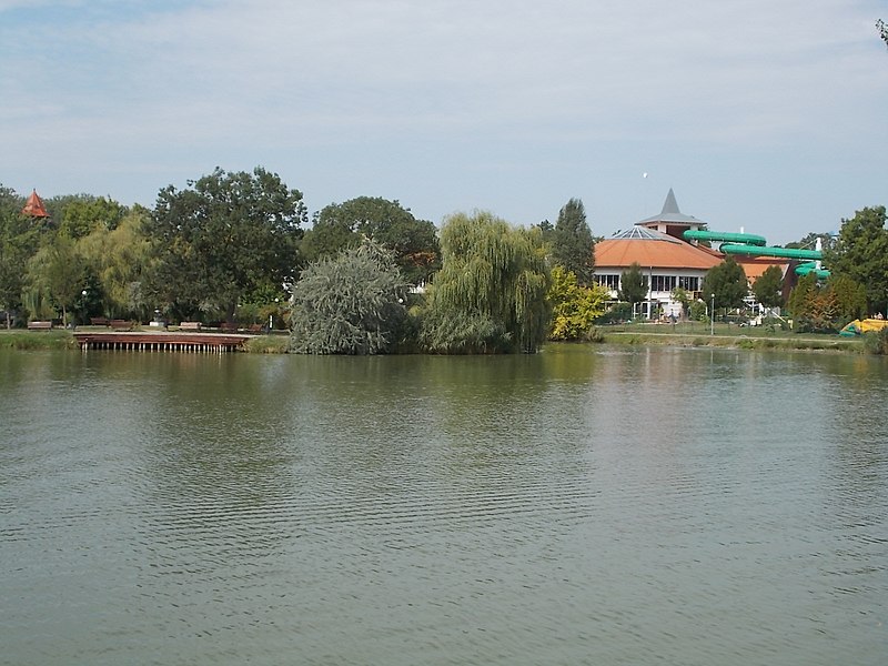 File:A sziget és az Aquarius Élményfürdő, 2017 Sóstógyógyfürdő.jpg