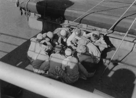 Fail:Aboard_the_German_cargo_ship_MS_Bernhard_Howaldt,_Arab_port_workers_during_their_common_lunch_-_1958.png
