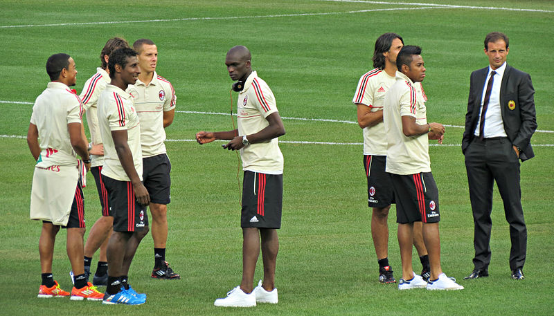 File:Allegri with Milan players.jpg