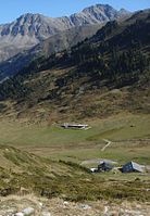 Alp Astras im Tamangur Dadaint, mit Clemgia-Bach. Links im Hintergrund der Piz Plazèr (2989 m ü. M.); rechts der Piz Sesvenna, mit 3204 m ü. M. die höchste Erhebung auf der rechten Talseite des Unterengadins.