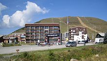 Vista laterale di una strada sopraelevata che attraversa un villaggio di montagna