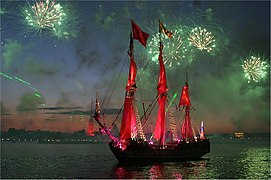 Fuochi d'artificio durante la presentazione del Festival delle notti bianche a San Pietroburgo.  La nave dalle vele rosse è la fregata Standart (costruita da Pietro I di Russia)