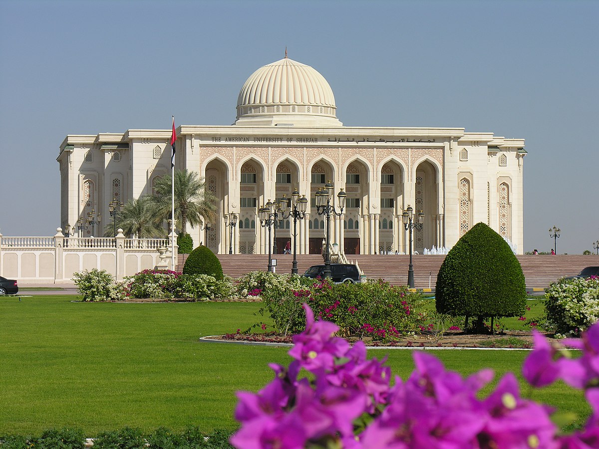 American university of sharjah. Американский университет Шарджи. Шарджа достопримечательности. Sharjah Fort Шарджа. Паровозики в Шардже.