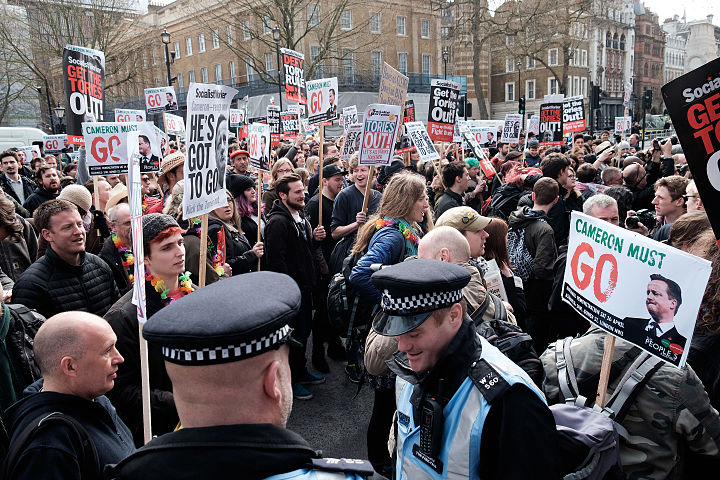Manifestantes saindo fora dos portões de Downing Street. Imagem: Tom Morris.