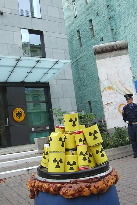 ไฟล์:Anti-Nuclear Picket Kiev 01.jpg