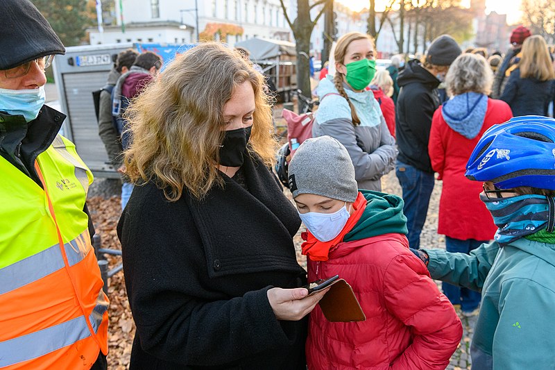 File:Anwohner*innen au Pankow verfolgen den RBB-Live-Stream zum letzten Start in TXL, um das Flugzeug am Anger in Pankow nicht zu verpassen (50583743753).jpg