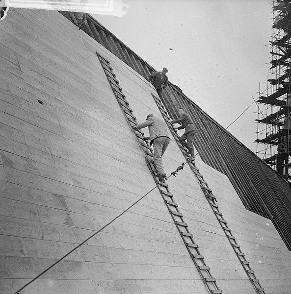 File:Arbeiders op dak van de Nieuwe Kerk, Bestanddeelnr 912-5001.jpg
