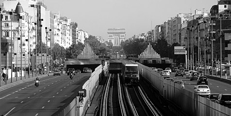 シャルル・ド・ゴール大通り (Avenue Charles-de-Gaulle) からパリのエトワール凱旋門を望む
