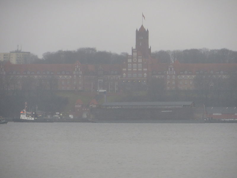 File:Arche vor Roten Schloss an der Förde im Regen (Flensburg 2015), Bild 04.JPG