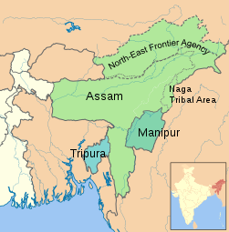 ﻿ Der Bundesstaat Assam im Jahr 1951. Die North-East Frontier Agency und die Naga Tribal Area hatten einen Sonderstatus, waren jedoch formal Teil Assams (gestrichelt eingezeichnet das von der Volksrepublik China beanspruchte Territorium)