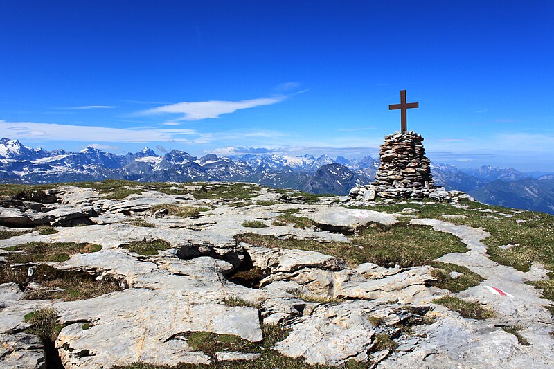 File:Auf dem Gipfelplateau Silberen-Twärenen (2319 m.ü.M.).jpg