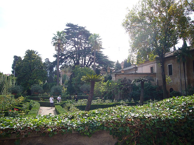 File:Aventino s Maria del Priorato giardino 1050403.JPG