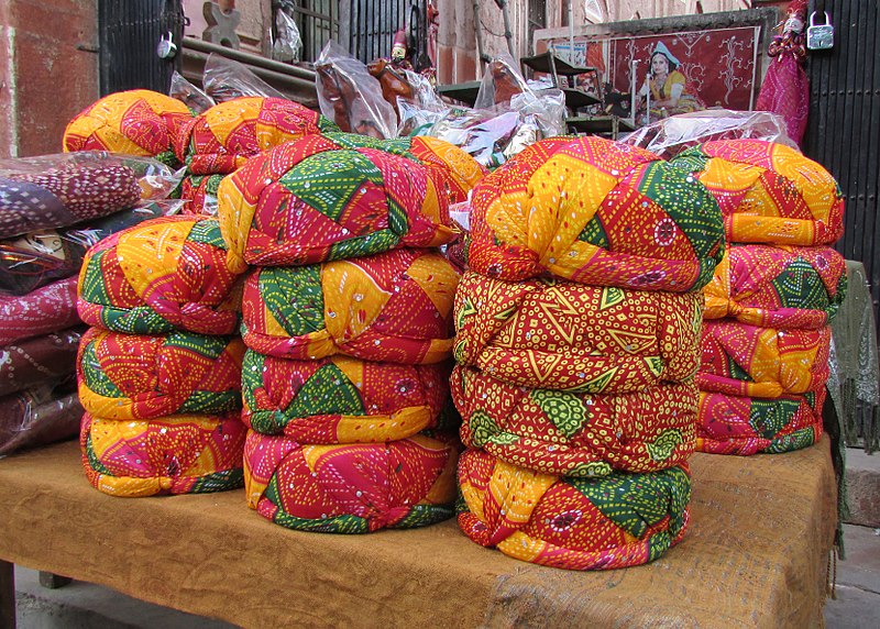 File:Bandhani pagadi tie and dye work on cloth,jaipur rajasthan India.jpg