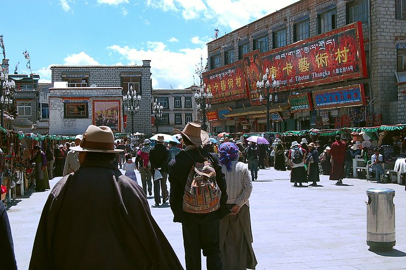 File:Barkhor in Lhasa 20007 (Detail) Dieter Schuh.JPG