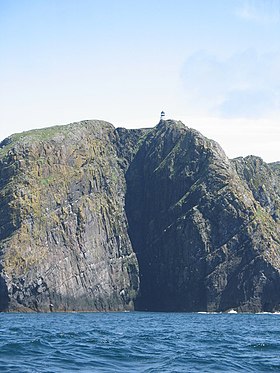 Le phare de Barra Head au sommet des falaises.