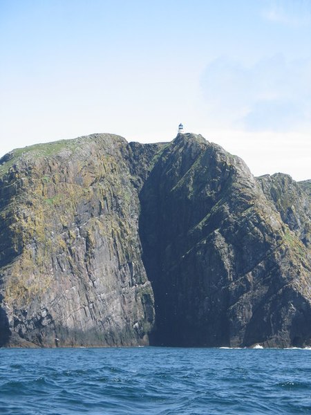 File:Barra Head Lighthouse cliffs.jpg