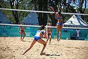 Deutsch: Beachvolleyball bei den Olympischen Jugendspielen 2018; Tag 8, 14. Oktober 2018; Mädchen, Achtelfinale – Mexiko-China 0:2 (15–21/16–21) English: Beach volleyball at the 2018 Summer Youth Olympics at 14 October 2018 – Girls Round of 16 – Mexico-China 0:2 (15–21/16–21)