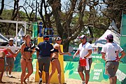 Deutsch: Beachvolleyball bei den Olympischen Jugendspielen 2018; Tag 8, 14. Oktober 2018; Mädchen, Achtelfinale – USA-Peru 2:0 (21–19/21–12) English: Beach volleyball at the 2018 Summer Youth Olympics at 14 October 2018 – Girls Round of 16 – USA-Peru 2:0 (21–19/21–12)