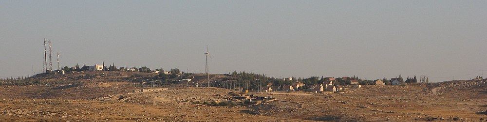 بيت ياتير ؛ صوره لإحدى المستوطنات المقامة في منطقة عتير ,الصورة مأخوذة من مستوطنة سوسيا