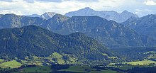 Ammergebirge von Nordwesten mit Firstberg und Wettersteinmassiv im Hintergrund