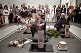 Ikebana-demonstratie in het Stedelijk Museum.