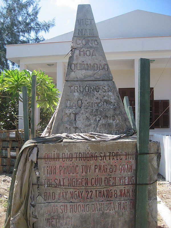 Territorial monument of the Republic of Vietnam (South Vietnam) on Southwest Cay, Spratly Islands, defining the cay as part of Vietnamese territory (P