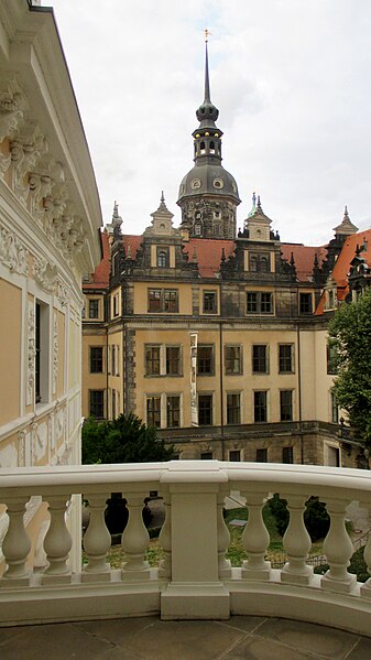 File:Blick auf das alte Schloss in Dresden - Bild 01.jpg