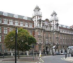 Blythe House di Henry Tanner, con una torre barocca (1899‒1903)