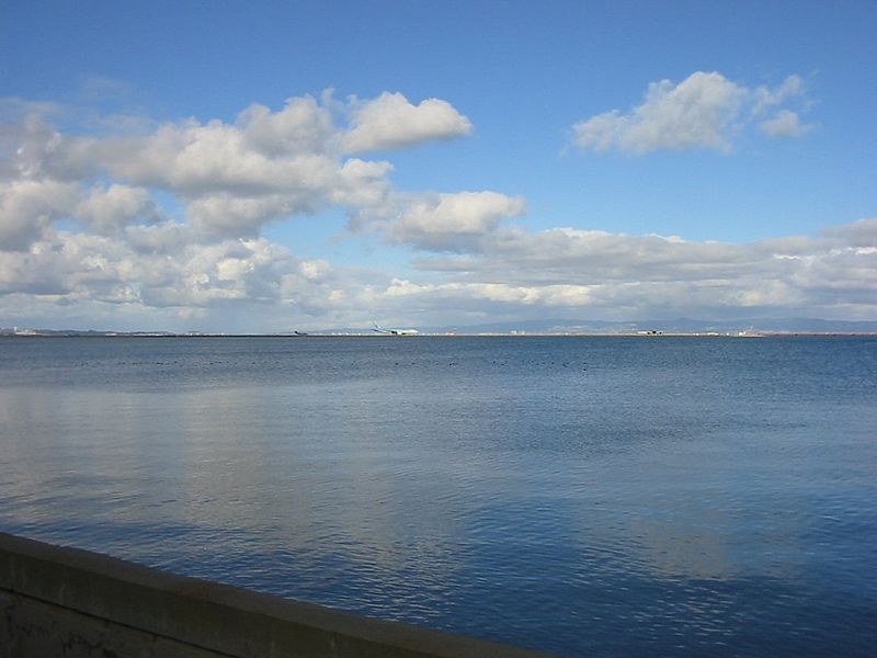 File:Boeing 777 Korean, United, south end of SFO, glassy bay, clear sky (5673898562) (2).jpg