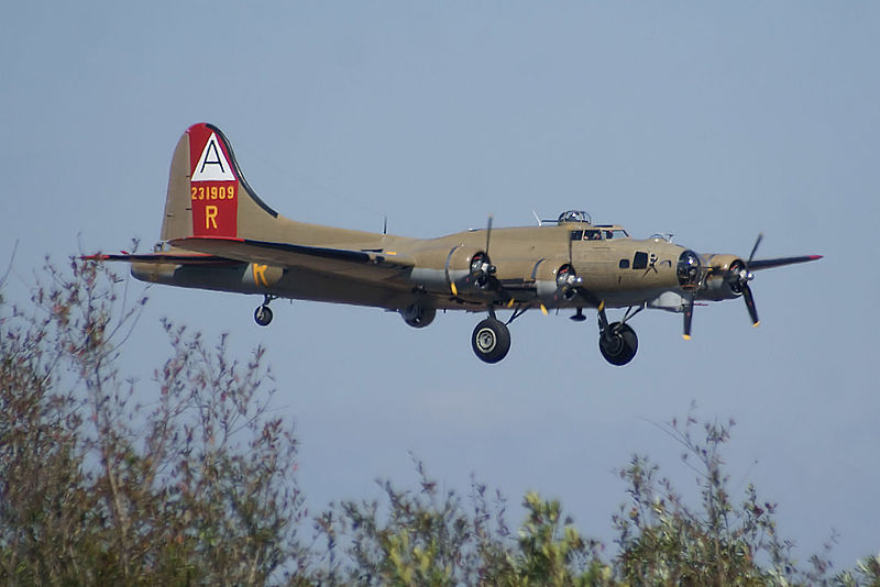 File:Boeing B-17G-85-DL Flying Fortress Nine-O-Nine Landing Approach 08 CFatKAM 09Feb2011 (14797243499).jpg