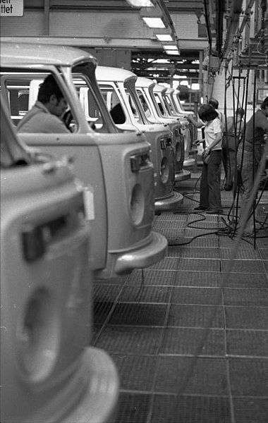 File:Bundesarchiv B 145 Bild-F040740-0014, Hannover, VW Autowerk.jpg